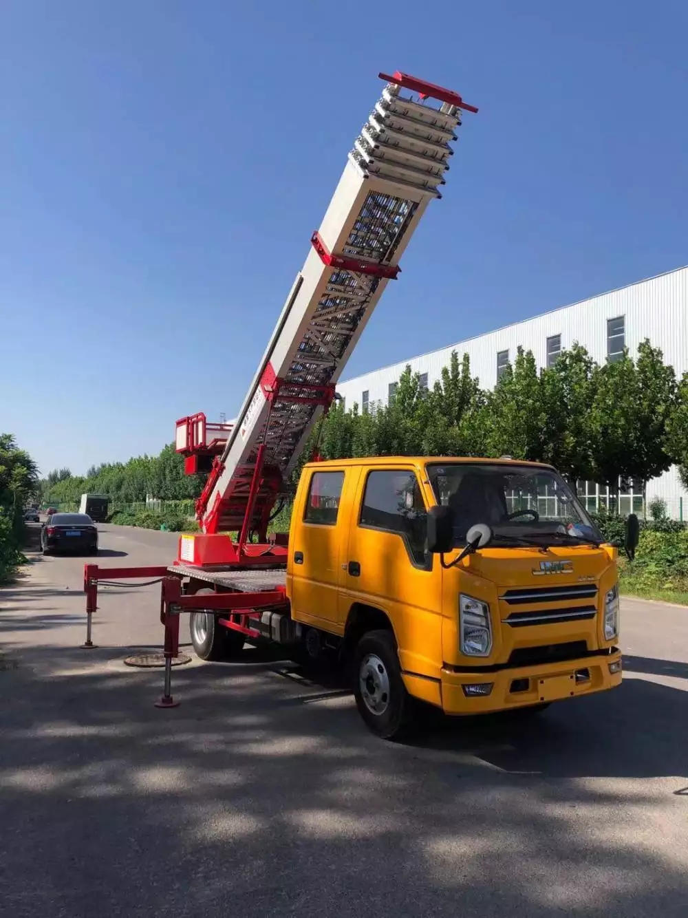 竹山附近的云梯车出租服务：轻松解决高空作业需求