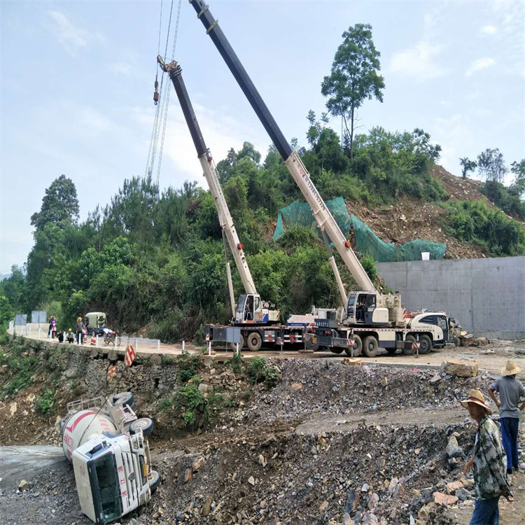竹山汽车掉沟里叫吊车救援要多少钱